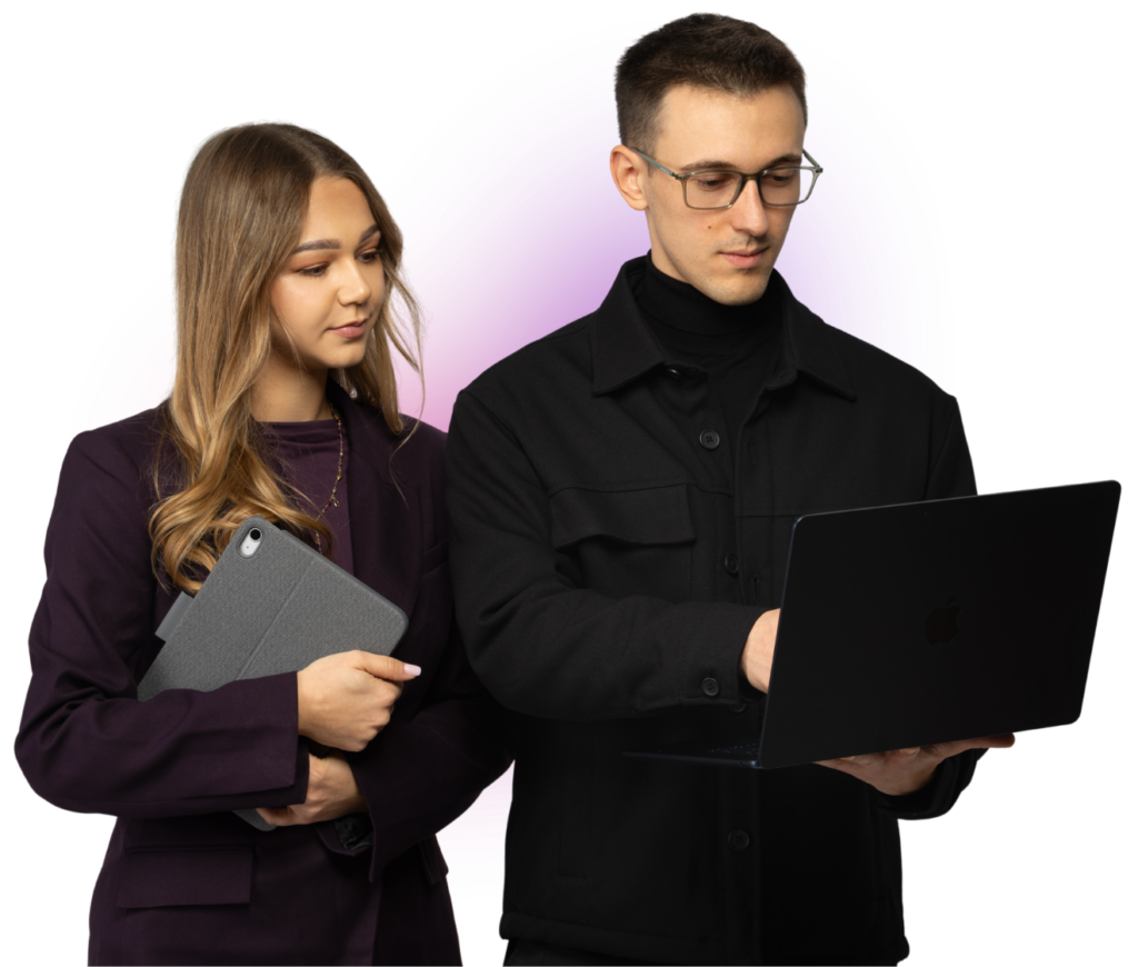 Zespół dais z laptopem i tabletem na grafice oferty prowadzenia kampanii ChatGPT Ads.