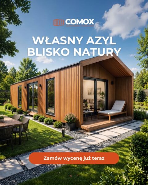 Grafika social media COMOX: drewniany domek z tarasem w ogrodzie i hasło „Własny azyl blisko natury”.