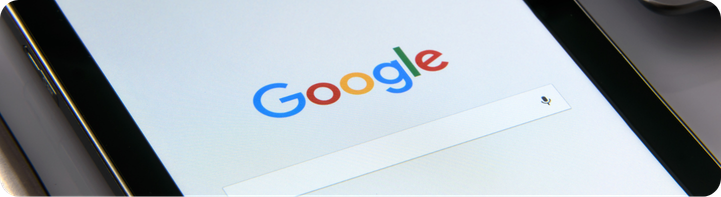 Ekran z wyszukiwarką Google na urządzeniu mobilnym.